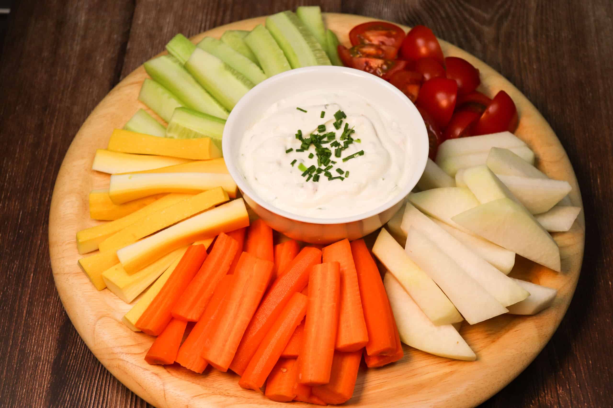 Gemüseplatte mit Kräuterdip
